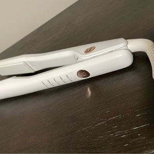 T3 Straightener Iron